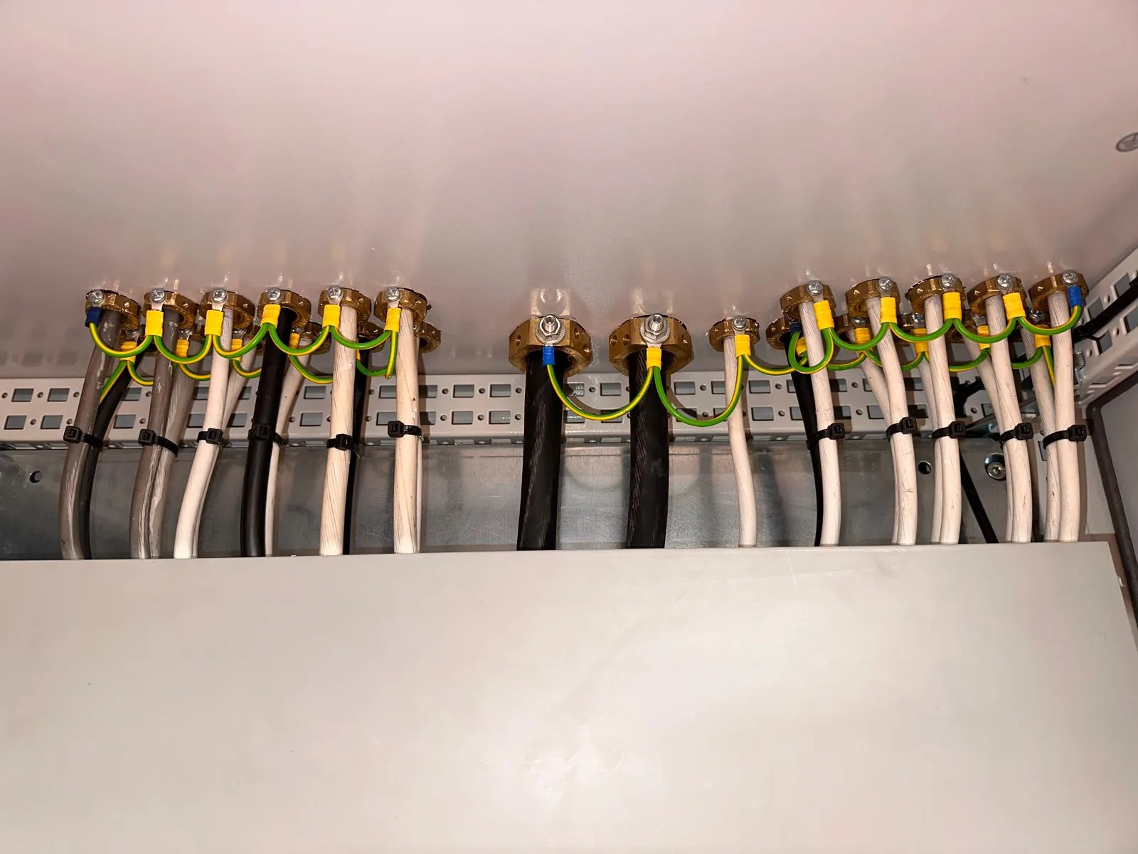 High-current cable terminations and earth links inside the grinding plant distribution board